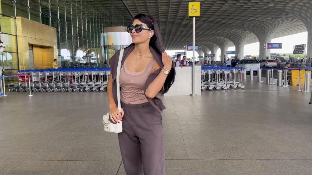 jacqueline-fernandez-was-spotted-at-the-airport-flying-out-of-mumbai